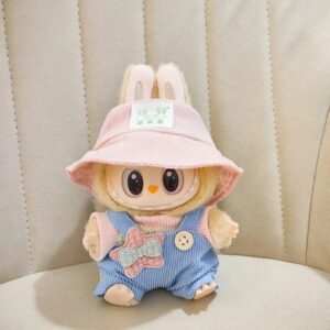 Pastel Relaxed Outfit for Labubu Figure – Pink Bucket Hat & Bow Overalls Edition